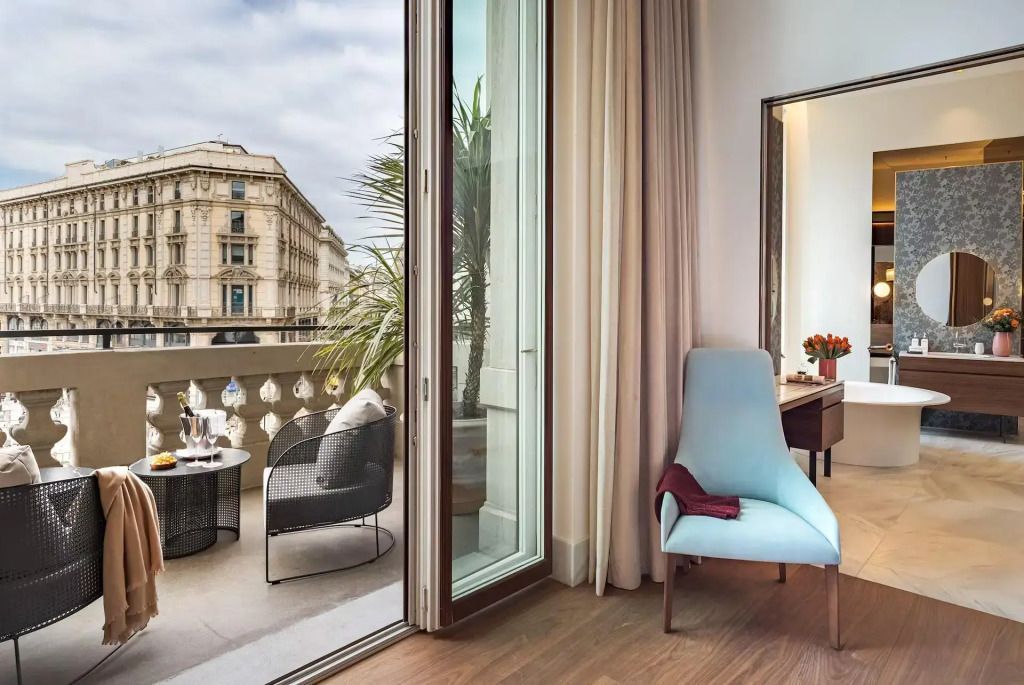 Moderner Balkon mit Blick auf die Stadt und gemütlichen Sitzgelegenheiten