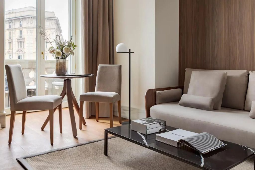 Schickes Wohnzimmer mit Designer-Möbeln und Blick auf die Stadt