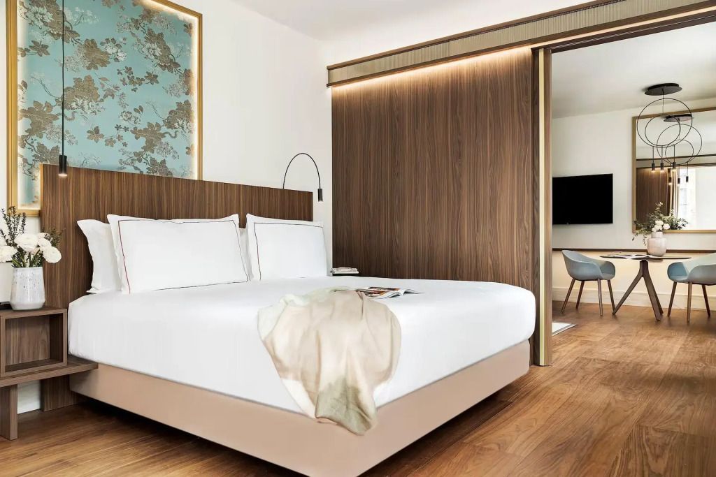Modernes Schlafzimmer mit Doppelbett und hölzernen Akzenten in der Duomo Doppel Suite.