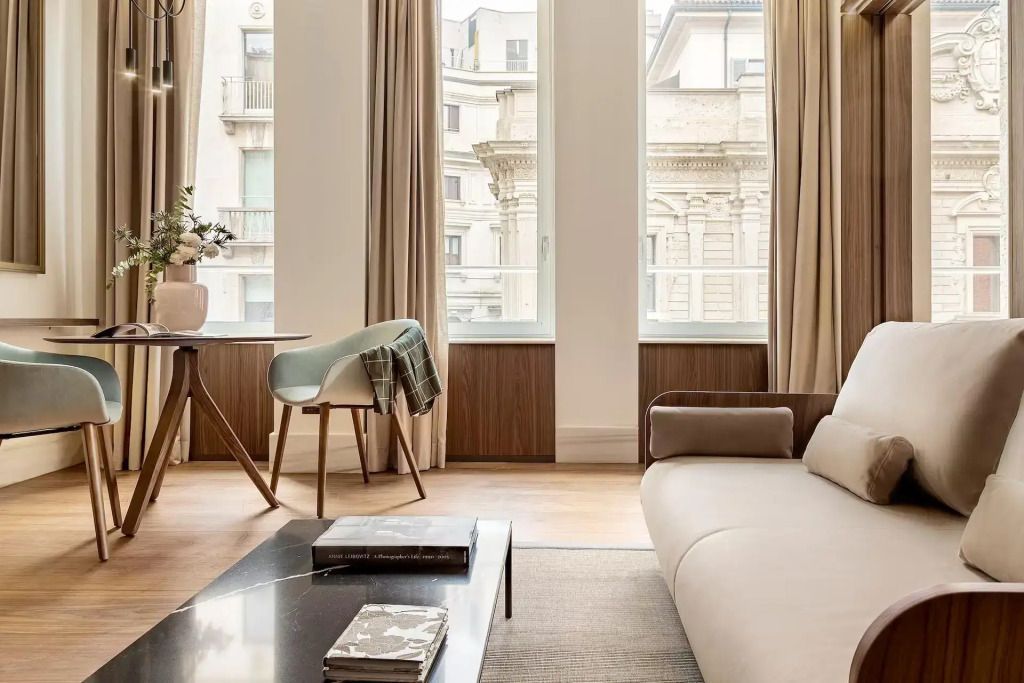 Gemütliches Wohnzimmer der Suite mit eleganter Einrichtung und großen Fenstern.