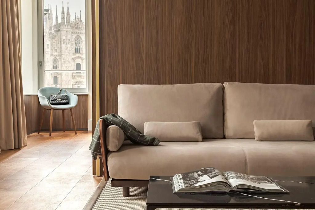 Sofa in der Suite mit Ausblick auf den Mailänder Dom durch das Fenster.