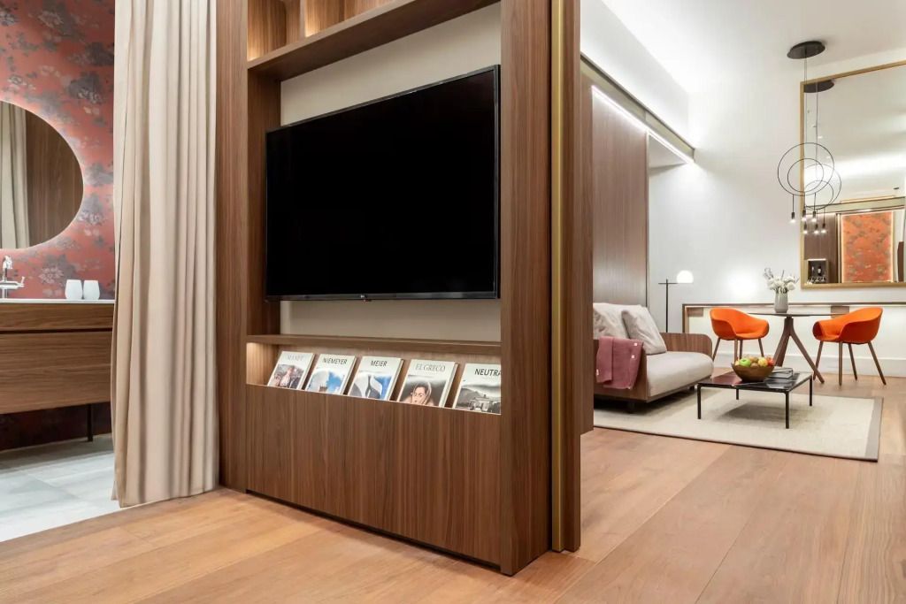 Holzwand mit integriertem Flachbildschirm in der Suite