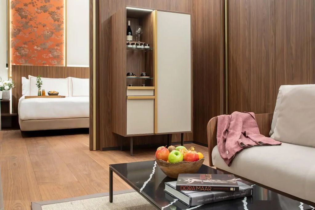 Detailansicht der Minibar mit Büchern und frischem Obst auf dem Couchtisch