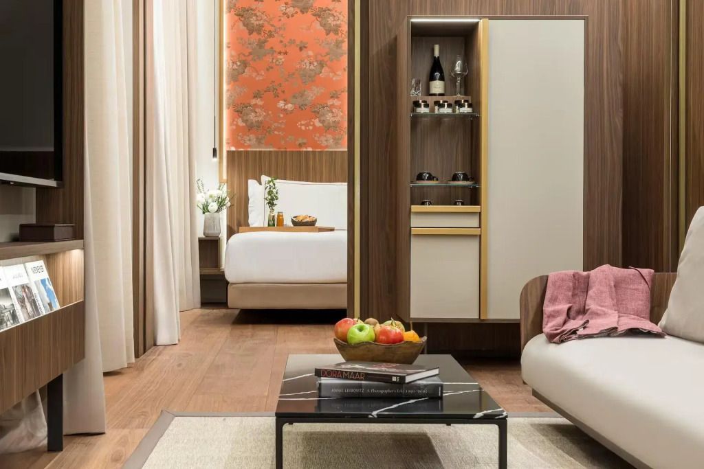 Teilansicht des Wohnbereichs und Schlafzimmers in der Master Suite