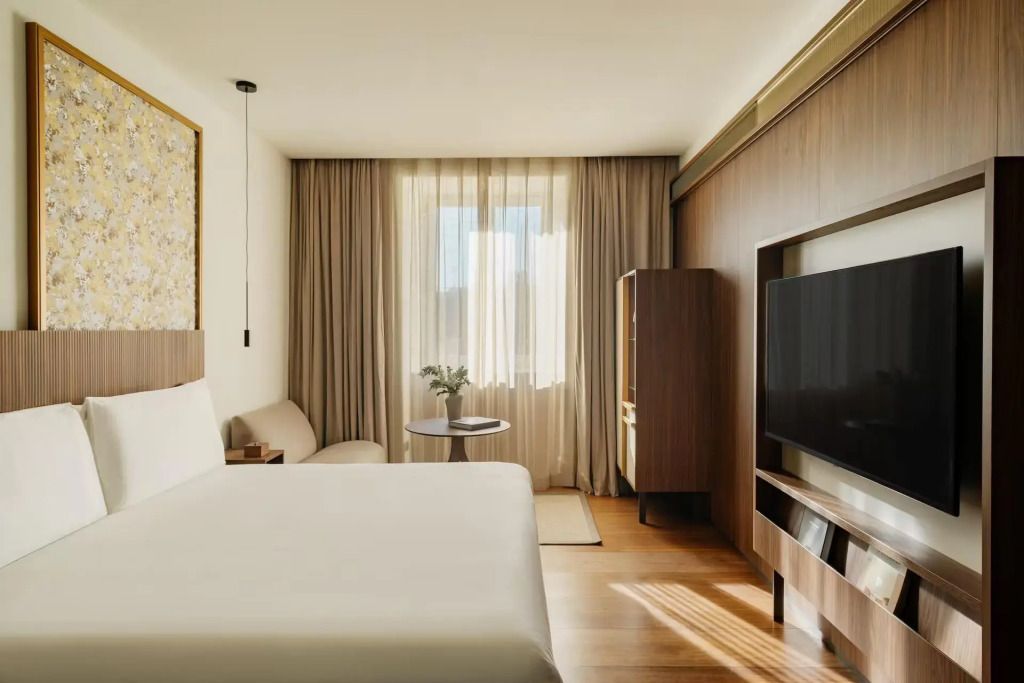 Lichtdurchflutetes Premier Doppelzimmer mit modernem Design und großem Bett