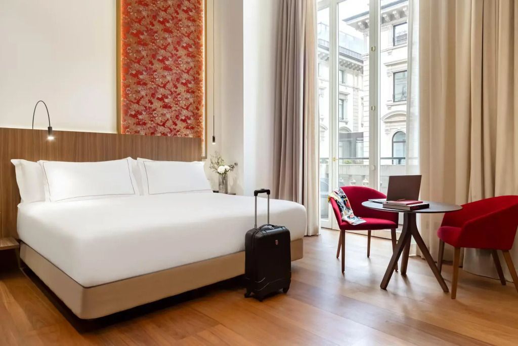 Geräumiges Doppelzimmer mit großem Fenster und luxuriösem Ambiente