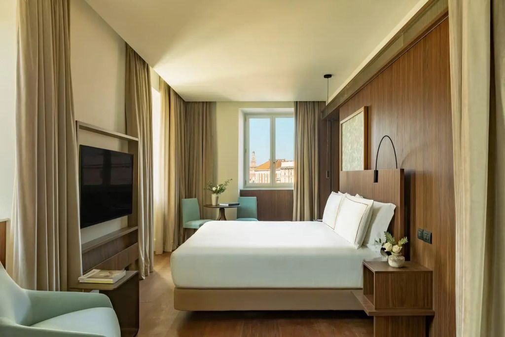 Elegantes Doppelzimmer mit modernem Design und Stadtblick im Palazzo Cordusio
