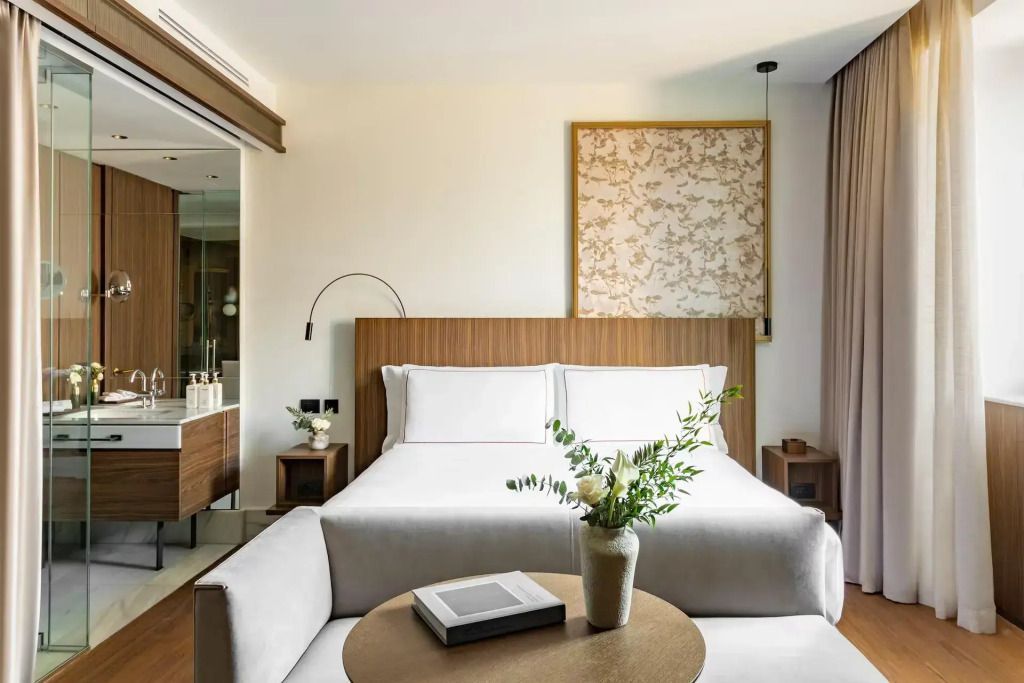 Elegantes Doppelzimmer mit großem Doppelbett und moderner Einrichtung
