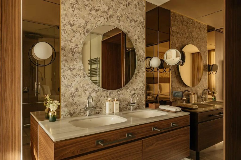 Luxuriöses Badezimmer mit Doppelwaschbecken und edlen Armaturen