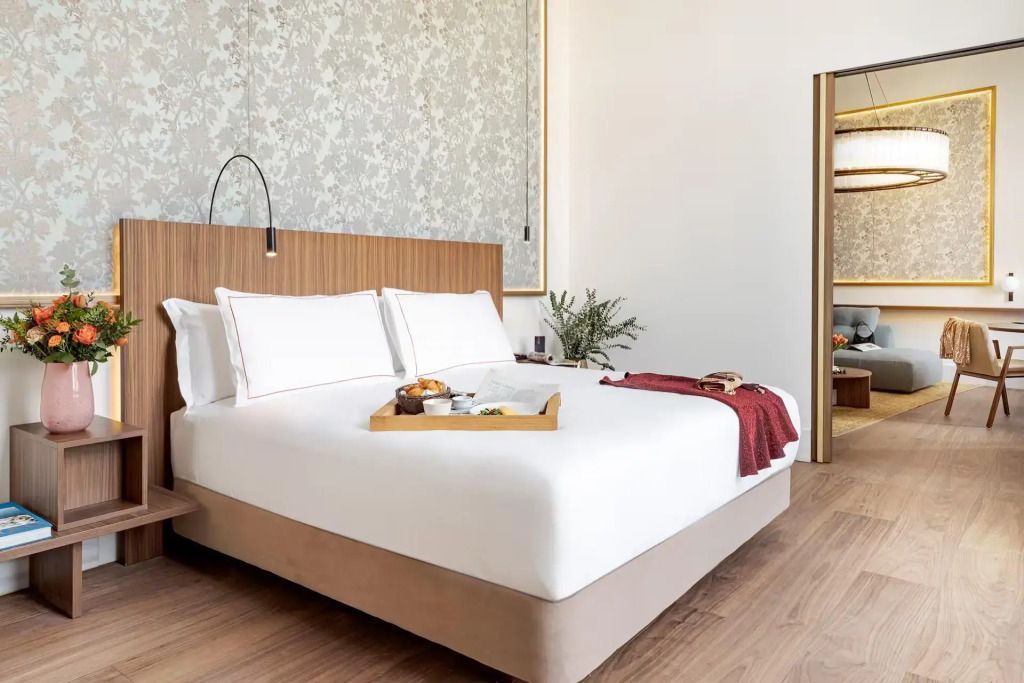 Modern eingerichtetes Doppelzimmer mit Holzdetails und Tablett Frühstück