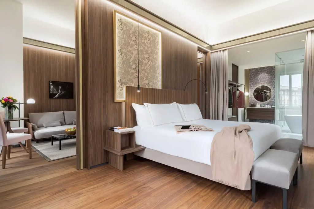 Geräumiges Schlafzimmer mit Doppelbett in modernem Design und Holzakzenten