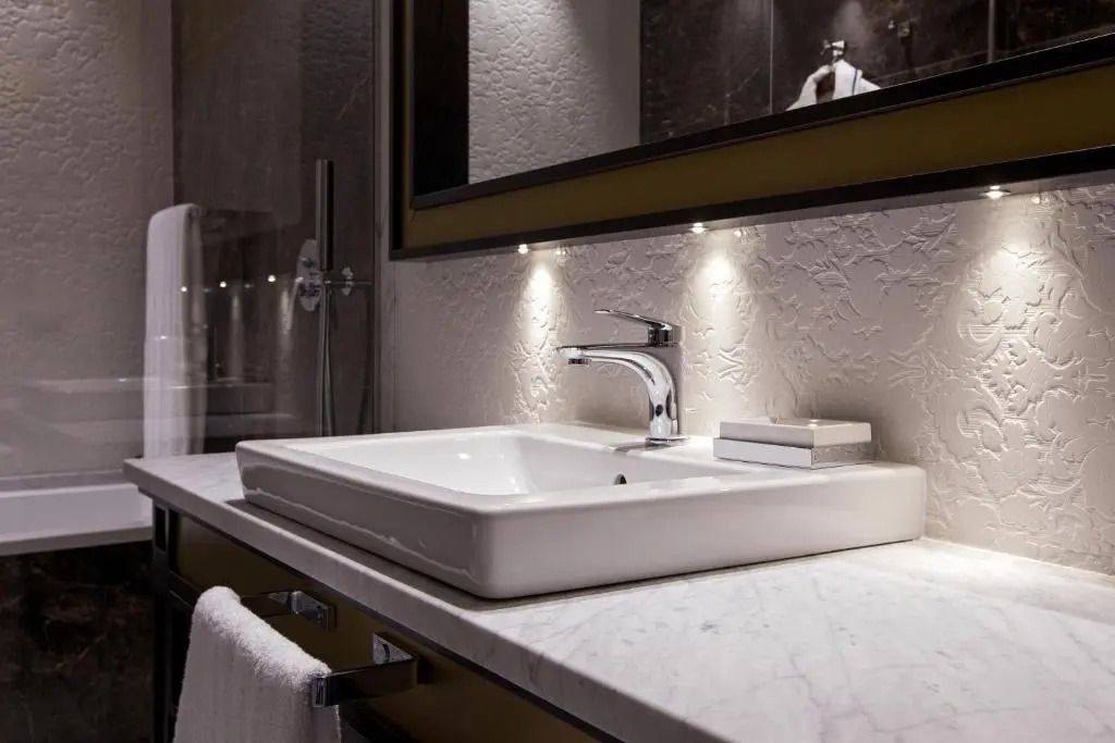 Modernes Badezimmer im Prestige Doppelzimmer mit stilvollem Waschbecken