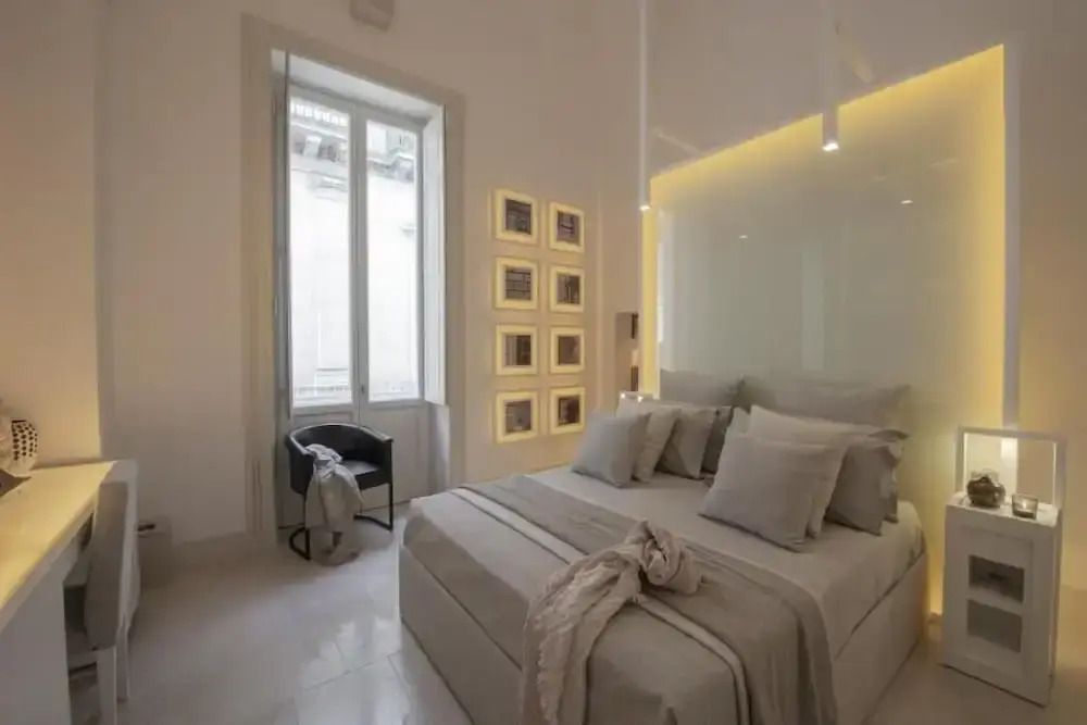 Modernes Deluxe Zimmer mit elegantem Design und großen Fenstern im Palazzo Lecce