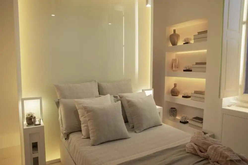 Bequemes Bett und stilvolles Regal im Deluxe Zimmer des Palazzo Lecce