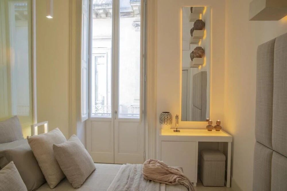 Helles Economy Zimmer mit großem Fenster und eleganter Beleuchtung