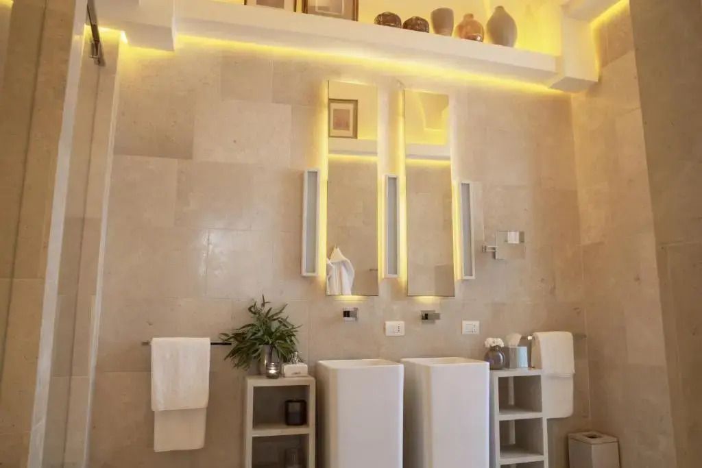 Modernes Badezimmer mit Doppelwaschbecken und heller Beleuchtung