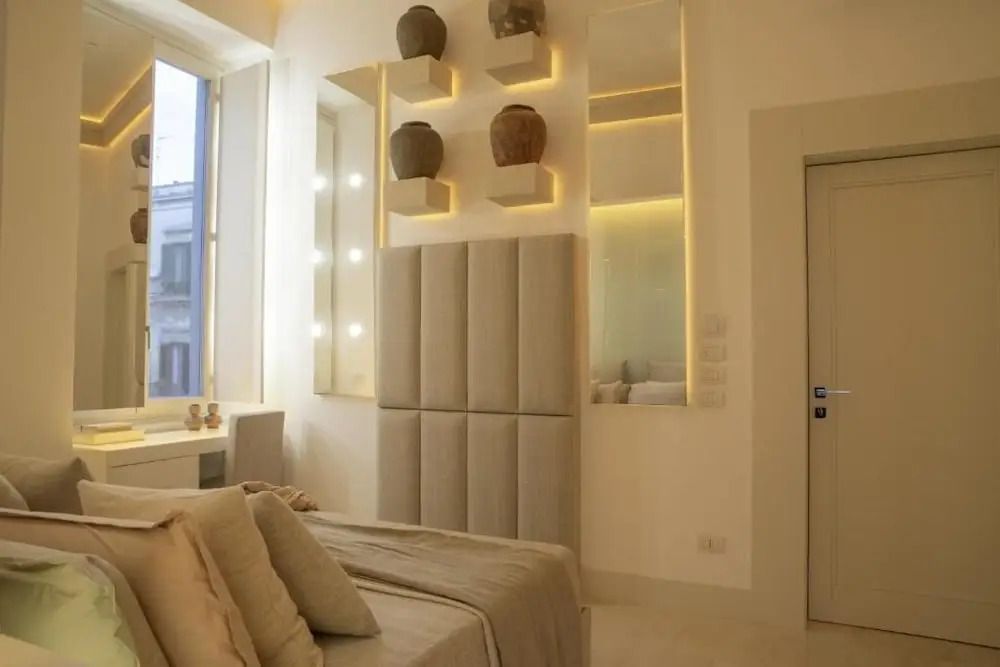 Modernes Schlafzimmer mit eleganten Akzenten und warmem Licht