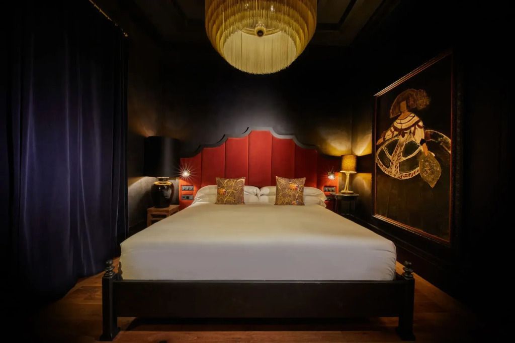 Luxuriöses Doppelzimmer mit großem Bett und stilvolle Beleuchtung