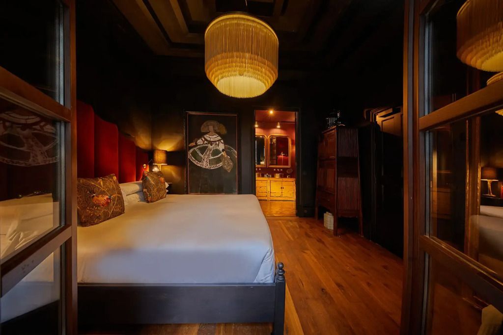 Einladendes Doppelzimmer mit Kunstwerk und Sicht auf das Bad