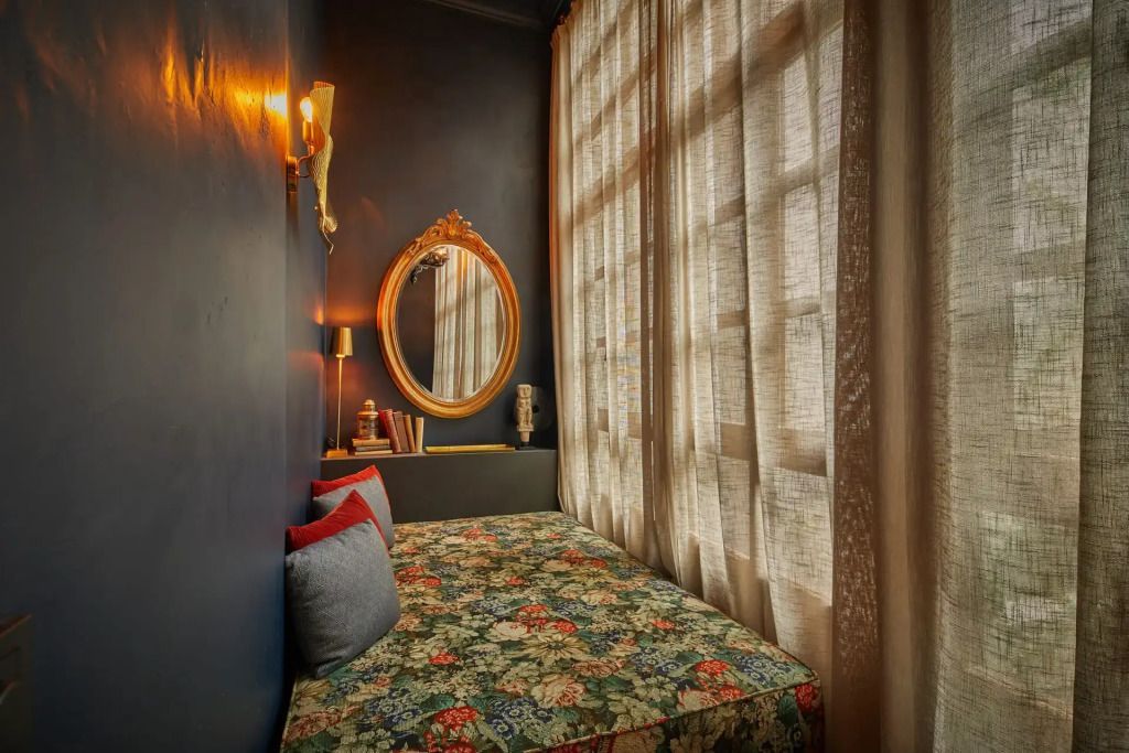 Gemütliche Ecke mit Spiegel und floraler Dekoration im Zimmer