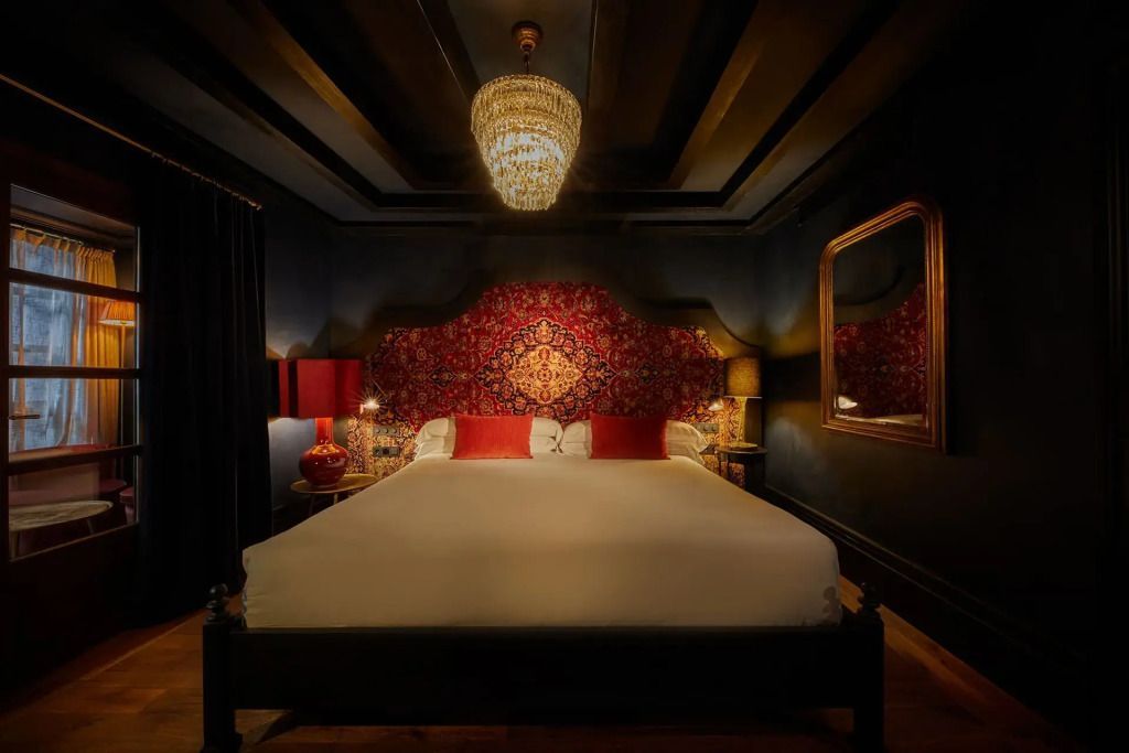 Luxuriöses Schlafzimmer mit großem Doppelbett und eleganter Beleuchtung