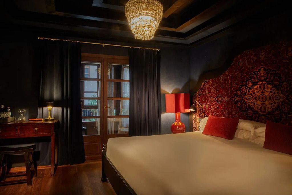 Gemütliches Schlafzimmer mit französischem Fenster und luxuriöser Einrichtung