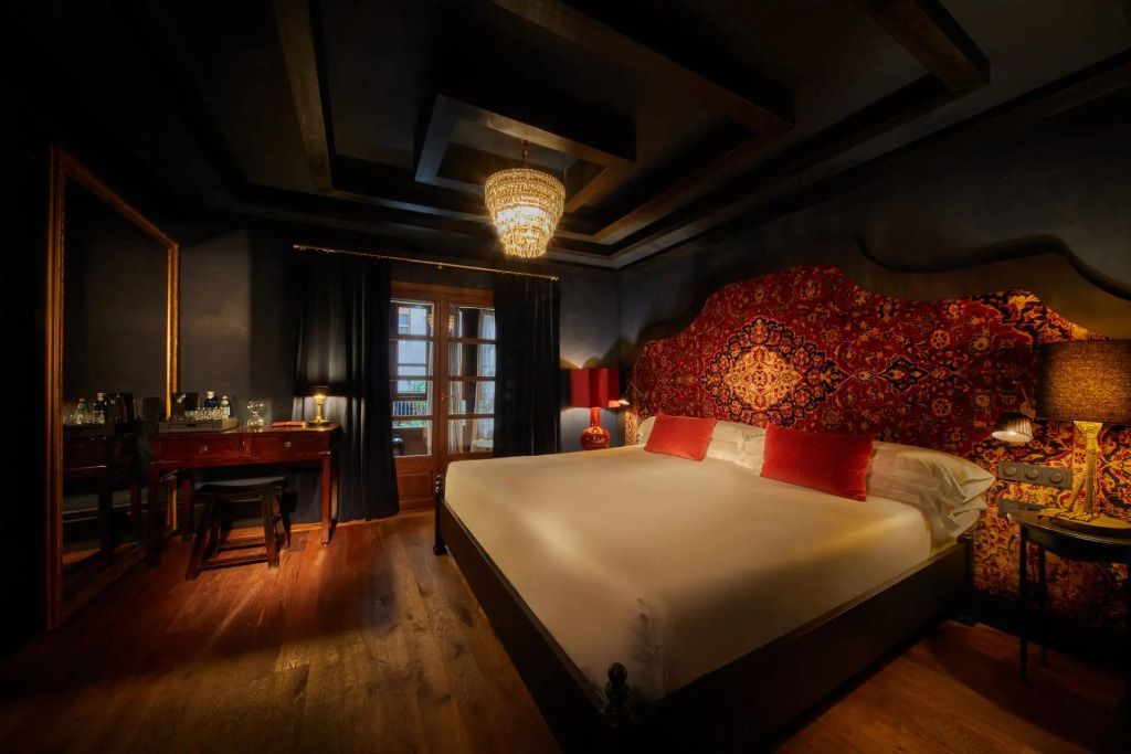 Geräumiges Schlafzimmer mit luxuriösem Bett und Holzmöbeln