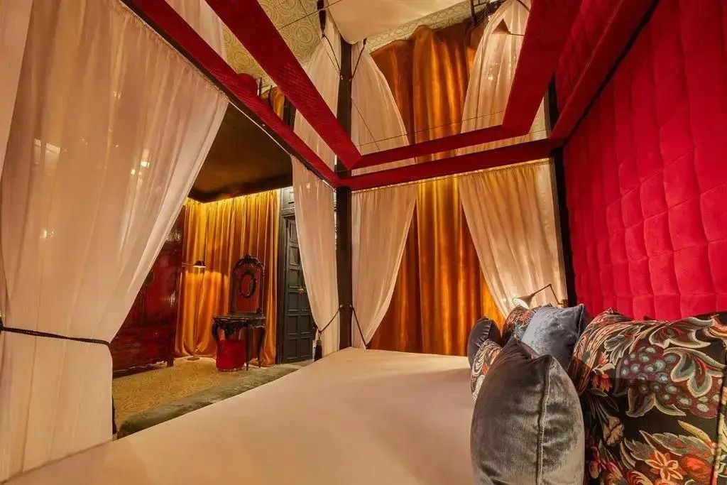 Blick auf das Himmelbett in der Master Suite mit roten Akzenten