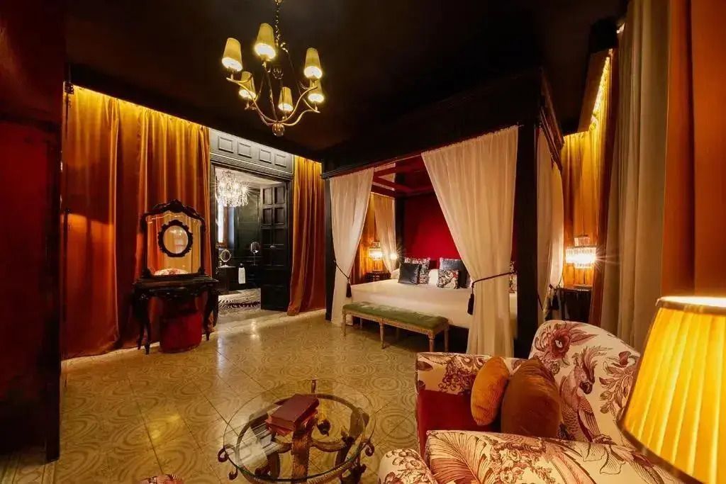 Geräumige Master Suite mit Himmelbett und luxuriösen Möbelelementen