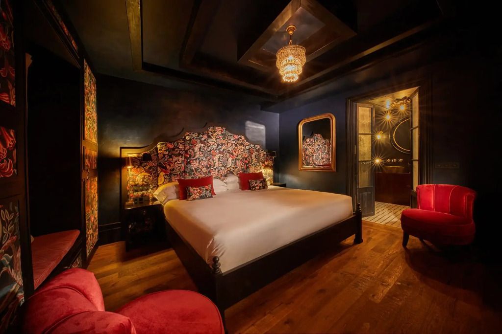 Charmante Suite mit floralem Design und gemütlichem Ambiente