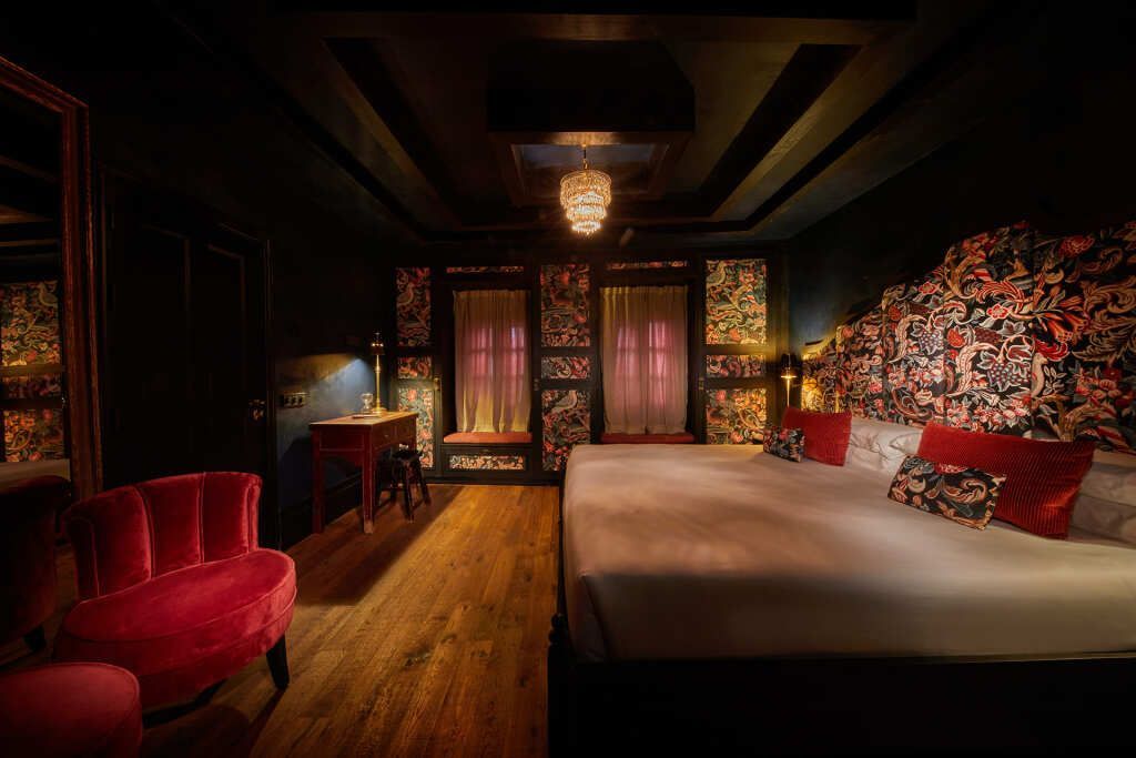 Stilvolles Gästezimmer mit dunkelblauem Thema und floralen Details