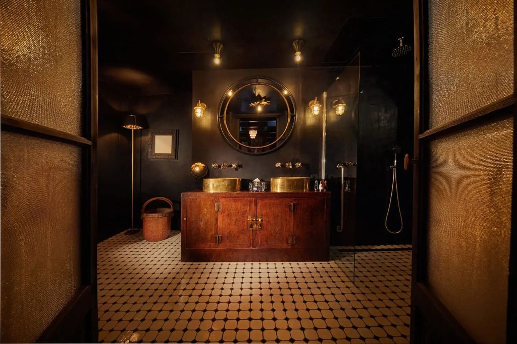 Luxuriöses Badezimmer mit Doppelwaschbecken und edler Beleuchtung