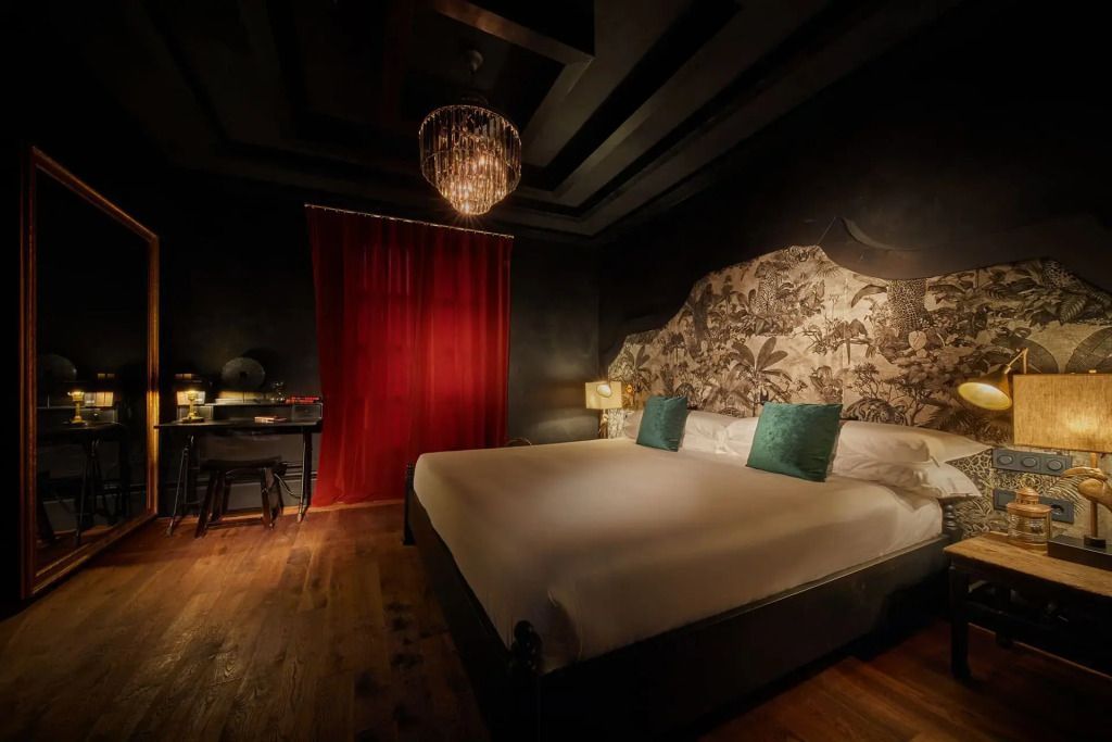 Stilvolles Schlafzimmer mit rotem Vorhang und luxuriösen Details