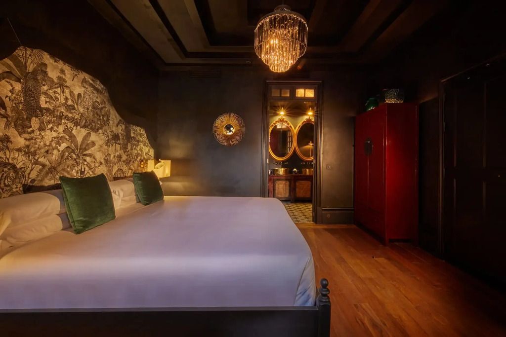 Ruhiges Schlafzimmer mit Blick ins Badezimmer, Vintage-Dekor