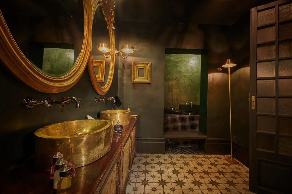 Luxuriöses Badezimmer mit vergoldeten Waschbecken und stilvollem Dekor