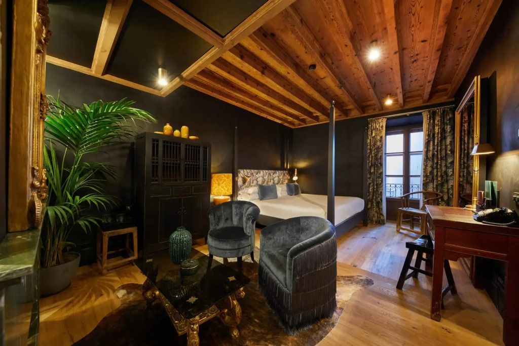 Geräumige Suite mit Doppelbett, luxuriösen Sesseln und einem Hauch von Orient