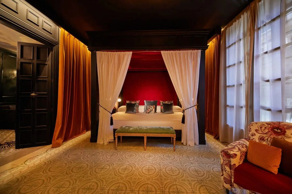 Gemütliche Suite mit Himmelbett und dekorativen Vorhängen im Hotel Palma Riad