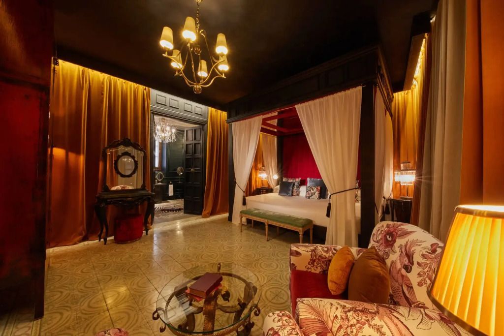 Luxuriöse Suite mit Himmelbett und stilvoller Beleuchtung im Hotel Palma Riad