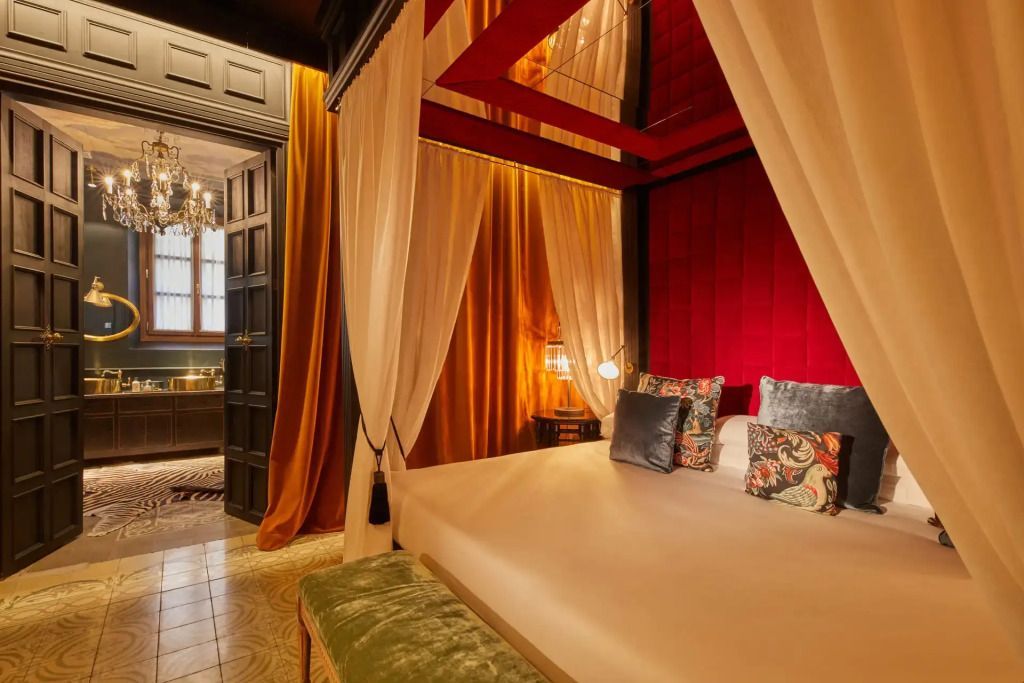 Nahaufnahme des Himmelbetts mit farbenfrohen Kissen und Vorhängen im Hotel Palma Riad