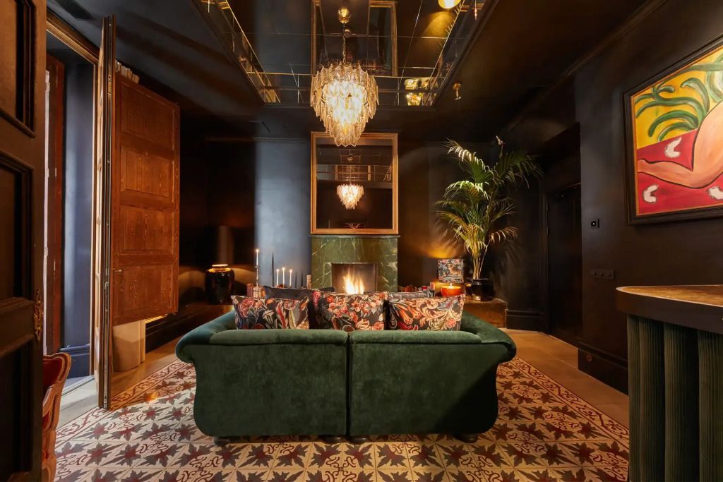 Eleganter Lounge-Bereich mit Kamin und luxuriöser Dekoration im Hotel Palma Riad