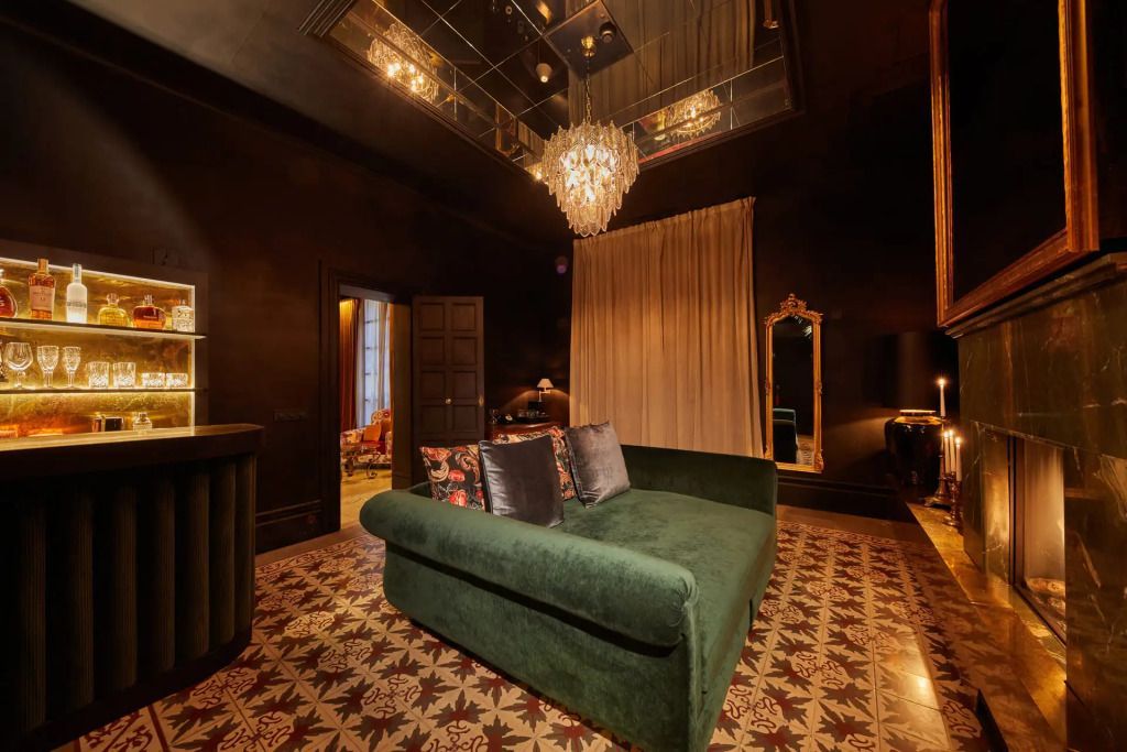 Moderne Lounge mit stilvollem Sofa und glamourösem Kronleuchter im Hotel Palma Riad