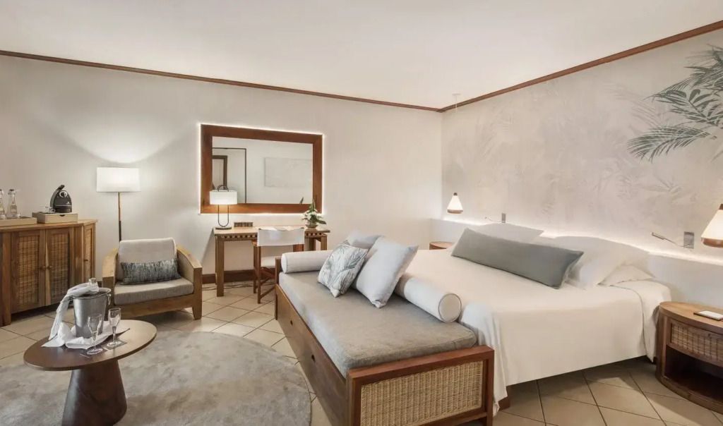 Schlafzimmer mit stilvollem Dekor und komfortabler Sitzecke