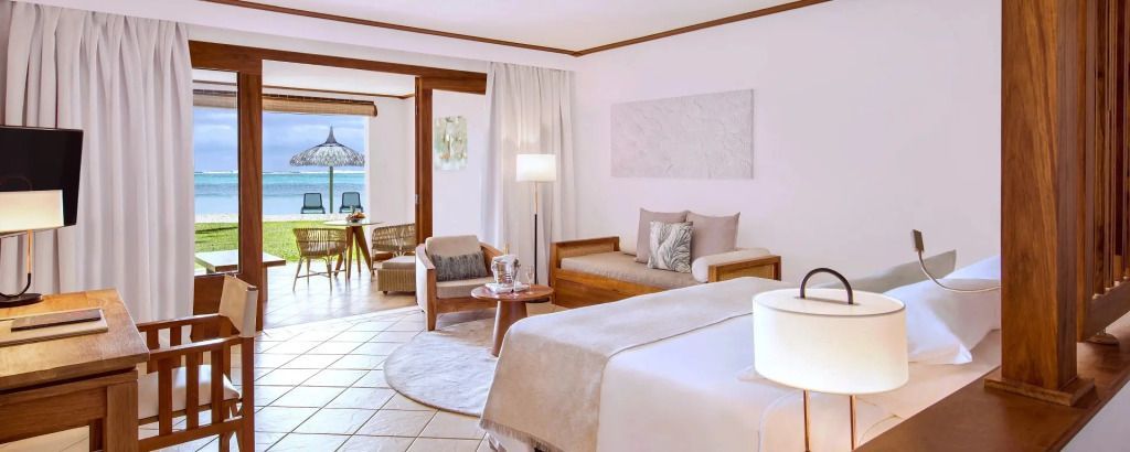 Wohnbereich der Junior-Suite mit Meerblick und moderner Einrichtung in sanften Farben