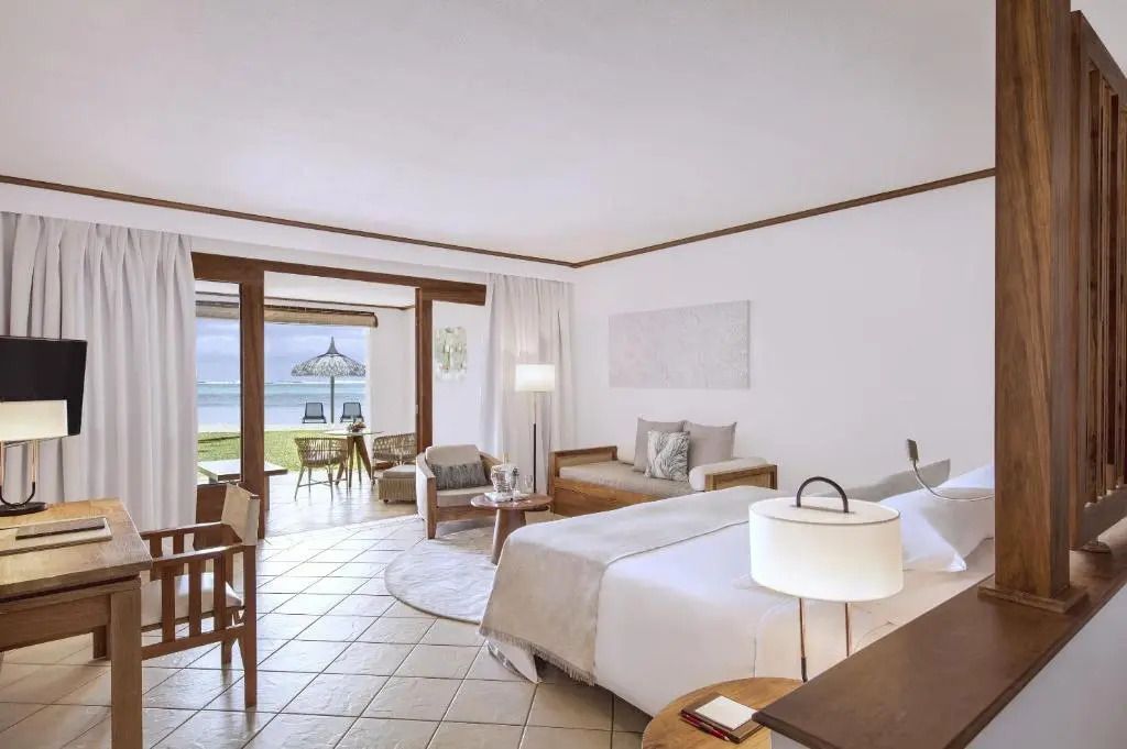 Junior-Suite mit Meerblick durch große Fenster, hell und einladend eingerichtet