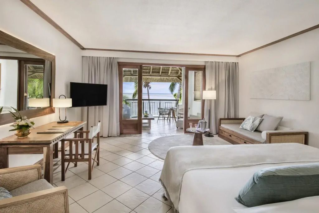 Offener Wohnbereich der Junior-Suite mit Zugang zum Balkon und traumhaftem Ausblick