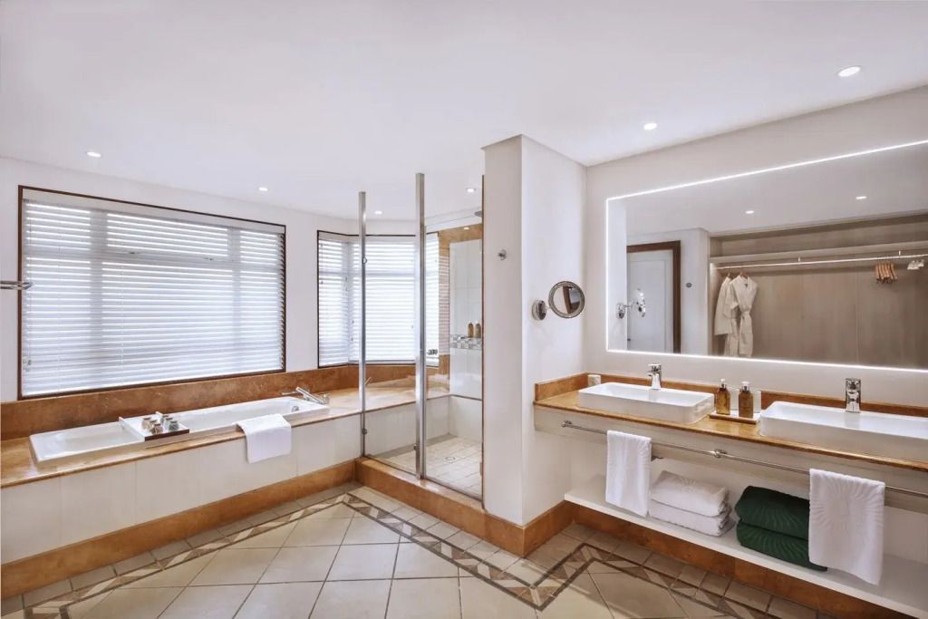 Modernes Badezimmer der Junior-Suite mit großzügiger Badewanne und stilvollem Design