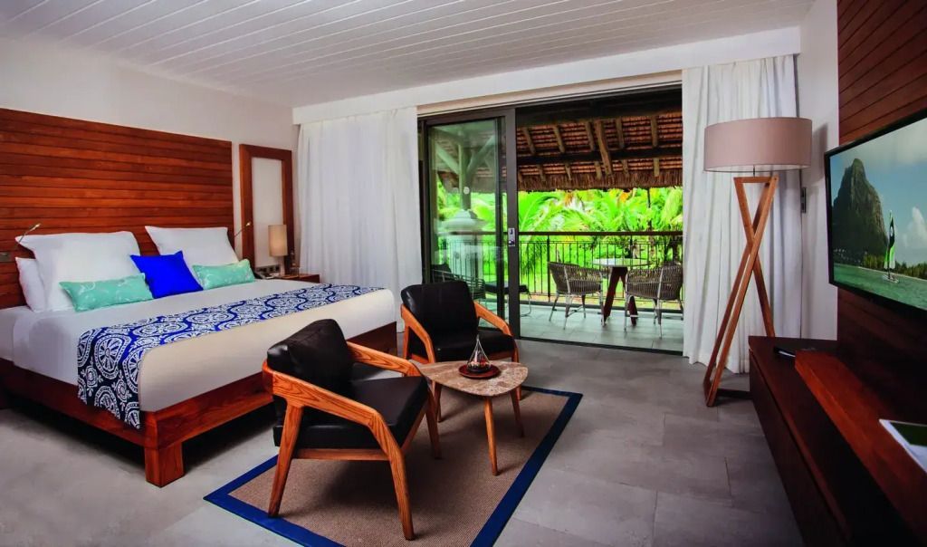Modernes Doppelzimmer mit Balkon im Hotel Paradis Beachcomber