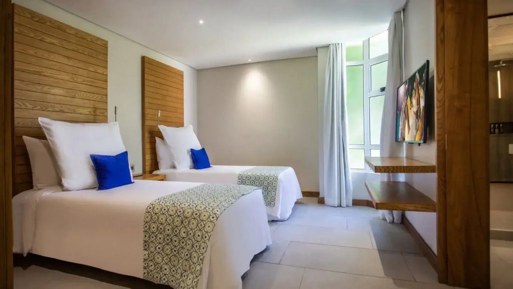 Helle Suite mit zwei Einzelbetten und modernem Design