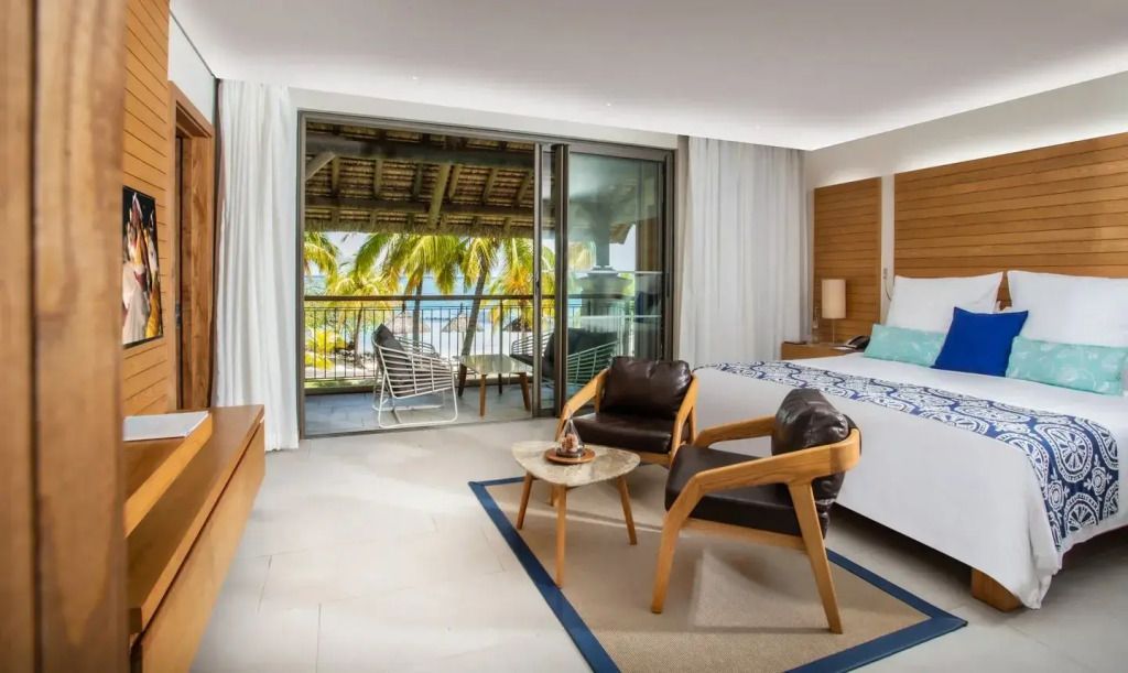 Suite mit Meerblick und gemütlicher Sitzecke auf dem Balkon