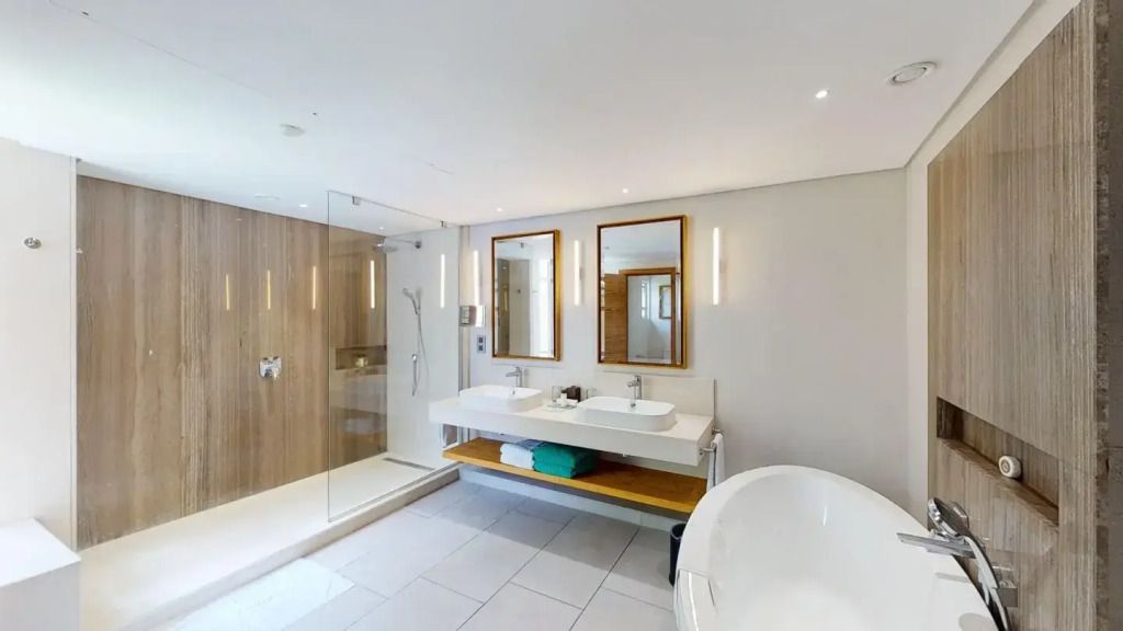 Modernes Badezimmer mit Doppelwaschbecken und großer Dusche